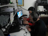 Postazione 80 m CW. IK3MZS alla tastiera e IK3JBP controlla che Andrea abbia copiato bene il call. 